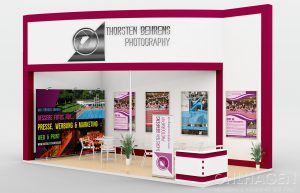 Grafik / Digital Mock-up: 3D Modell und Konzept für den fiktiven Messestand von Thorsten Behrens Photography, inkl. der Werbeträger Plakat, Banner und Roll-Up Display