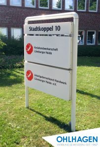 Ohlhagen – Werbung & Messebau seit 1967 Produkte, die wir für Sie herstellen: Fassadenschriften, Fassadenschilder, Werbeschilder, Folientexte, Digitaldrucke, Werbebanner, Fahrzeugbeschriftungen, Sichtschutzfolien, Sicherheitsmarkierungen, Orientierungssysteme, Wegweiser, Wand Tattoos, Roll-Up´s, Messetafeln, Bauschilder, Pylone, Schildsaufsteller, Kundenstopper, Praxisschilder, Firmenschilder, Arztschilder, Ansteckschilder, Namensschilder, Schilderanlagen, Hauswegweiser, Hinweisschilder, LED-Schilder, Lichtfluter, Kanzleischilder, Leistungsschilder, Notariatsschilder, Büroschilder, Sprechstundenschilder, Aufzugschilder, Fahrstuhlschilder u.v.m. Materialien, die wir für Sie bearbeiten: Aluminium, Edelstahl, Acrylglas, Integralschaum-PVC, Aluminium-Verbund Platten, Hochleistungsfolien, Gewebeplanen, Digitaldruckfolien, Acrylglas, Plexiglas, Edelstahl, eloxiertes Aluminium, Pulverbeschichtetes Aluminium, Messing, Dibond, Integralschaum-PVC u.v.m.
